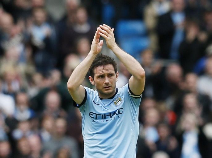 Football - Manchester City v Southampton - Barclays Premier League - Etihad Stadium - 24/5/15 Manchester City's Frank Lampard applauds fans as he is substituted Reuters / Phil Noble Livepic EDITORIAL USE ONLY. No use with unauthorized audio, video, data, fixture lists, club/league logos or "live" services. Online in-match use limited to 45 images, no video emulation. No use in betting, games or single club/league/player publications. Please contact your account representative for further details.