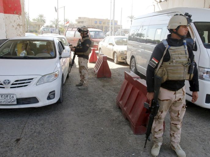 Iraqi security forces check vehicles at a checkpoint, as security measures are increased in the west of Baghdad, February 29, 2016. REUTERS/Khalid al Mousily