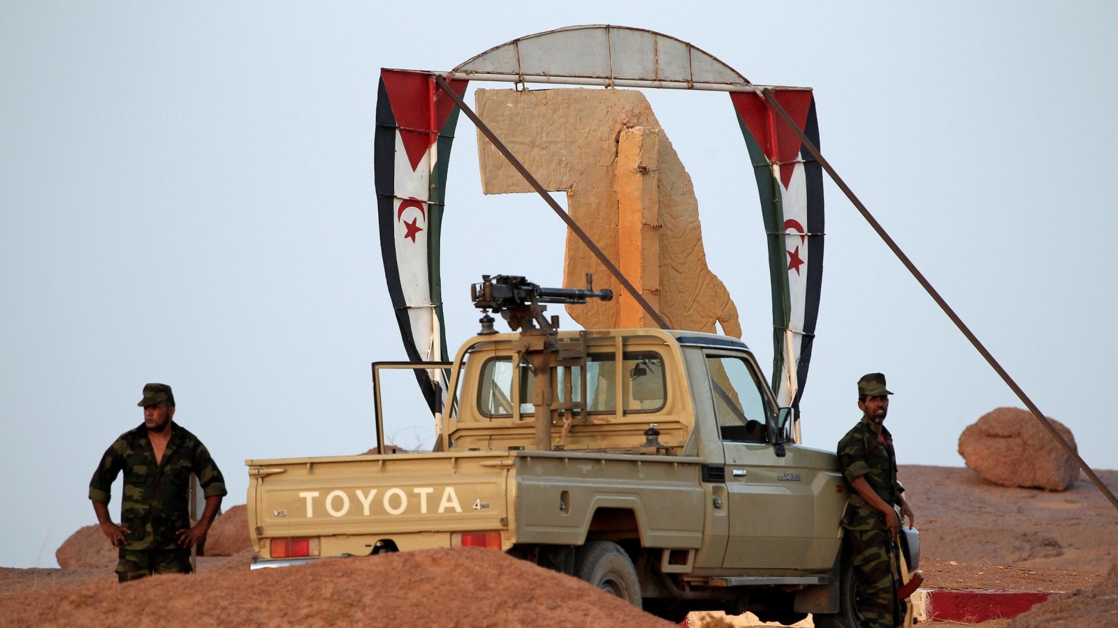 ‪جنديان تابعان لجبهة البوليساريو يقفان عند مدخل قاعدة بئر لحلو في منطقة الصحراء الغربية‬ (رويترز)