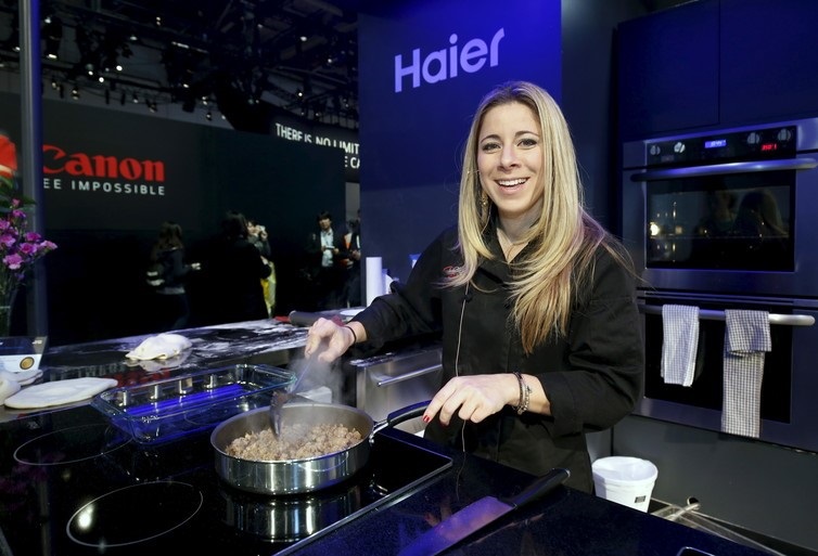 
الشيف دانا كوهن من برنامج الطهي الشهير تختار استخدام جهاز الطهي الكهربائي من شركة هاير لتحضير وجباتها (رويترز)

