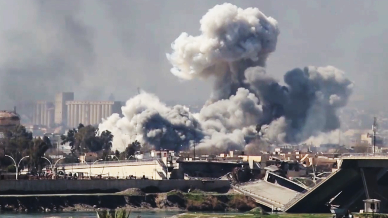 معارك عنيفة تجري في أحياء الموصل الغربية (الجزيرة)