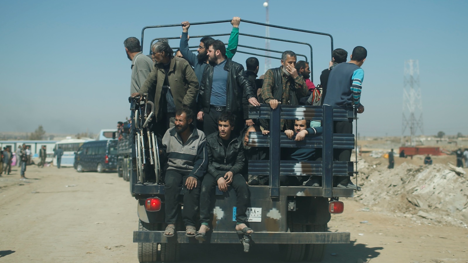 ‪نازحون من الجانب الغربي للموصل يتجهون نحو مخيم حمام العليل قبل عشرة أيام‬ (رويترز)
