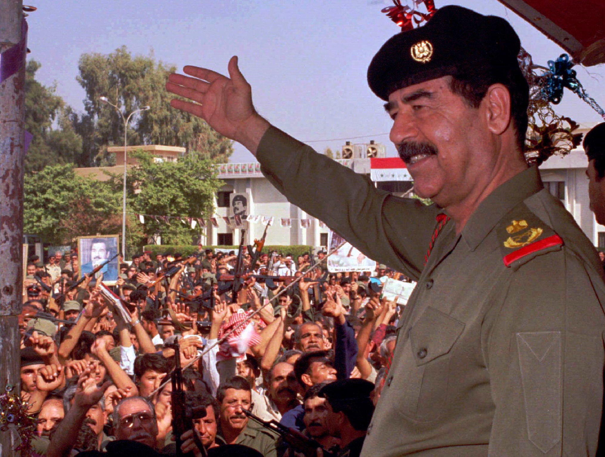 استخدم صدام حسين الخطاب الطائفي أثناء الحرب العراقية الإيرانية واصفاً إيران بالطائفيين الذين يحاولون تقويض الوحدة العربية (رويترز)