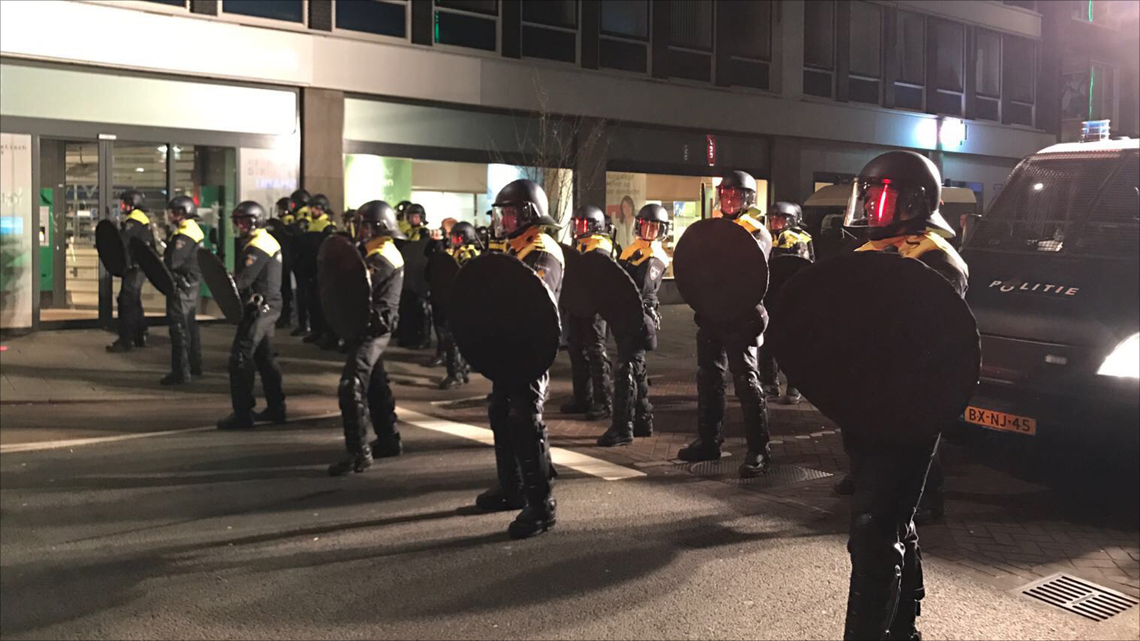 قوات الأمن الهولندية في مواجهة مظاهرة روتردام 