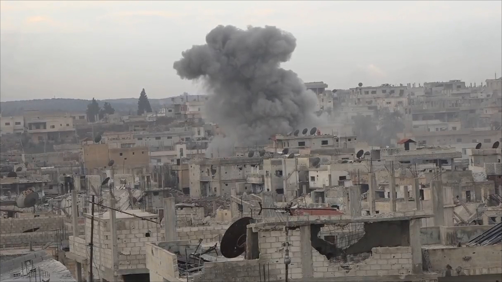 حي المنشية الإستراتيجي في درعا البلد تعرض لقصف جوي الشهر الماضي (مواقع التواصل)