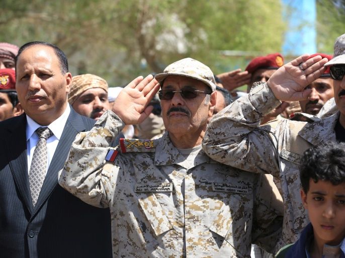 Yemen's Vice President Ali Muhssien al-Ahmar (C) salutes during the funeral of Major-General Abdel-Rab al-Shadadi, a top general in forces loyal to Yemeni President Abd-Rabbu Mansour Hadi's government killed in fighting with Iran-aligned Houthi troops, in Marib city, Yemen October 9, 2016. REUTERS/Ali Owidha