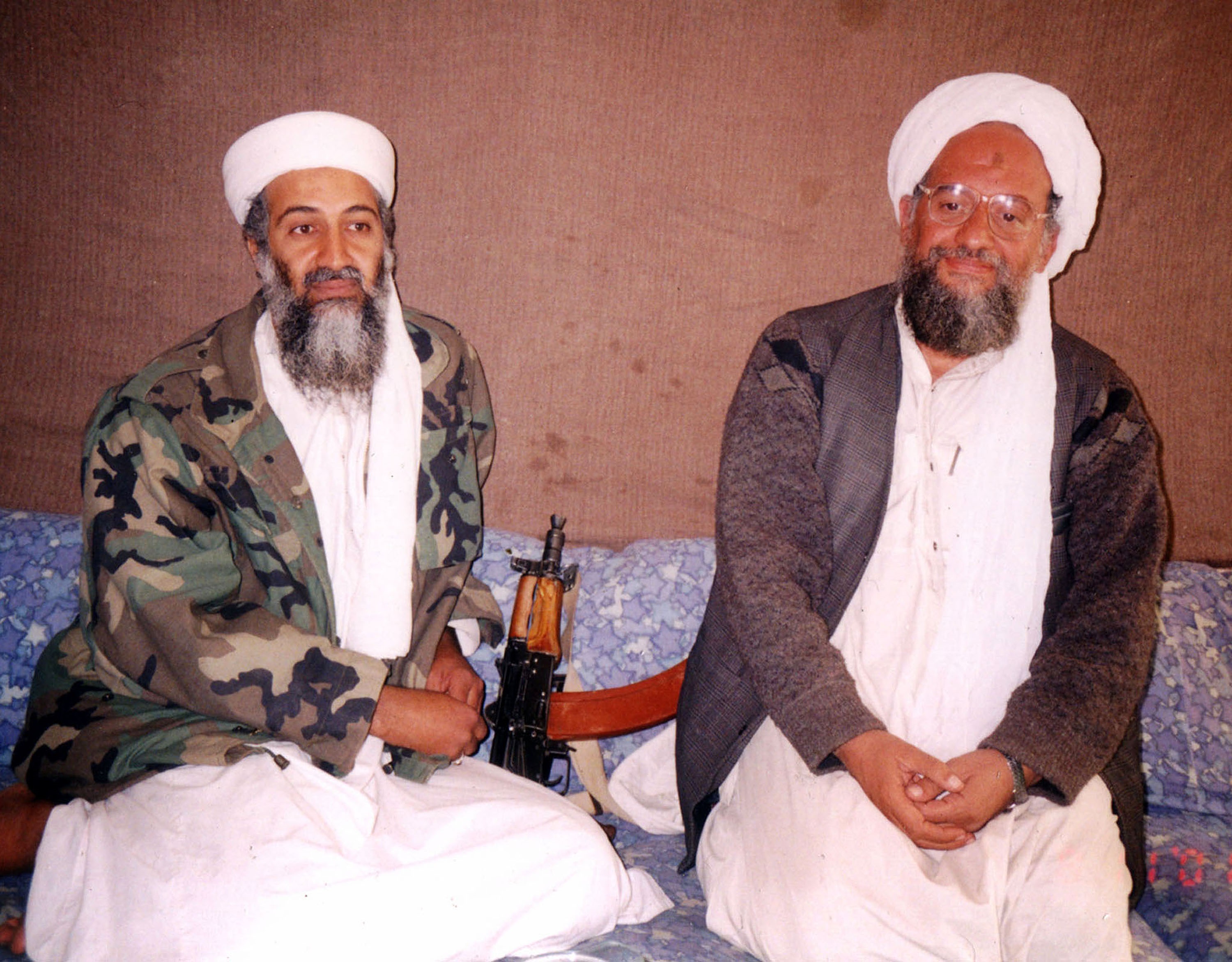 الشيخ أسامة بن لادن مع مساعده أيمن الظواهري عام 2001 في أفغانستان (غيتي)