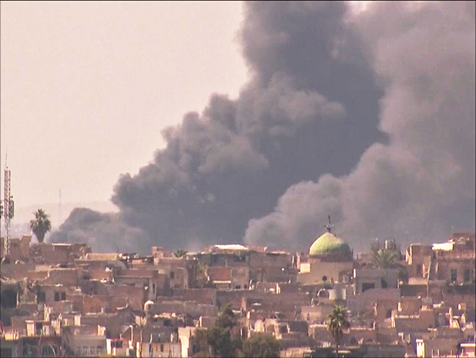 ‪أعمدة الدخان تتصاعد بغرب الموصل جراء القصف والتفجيرات‬ (الجزيرة)