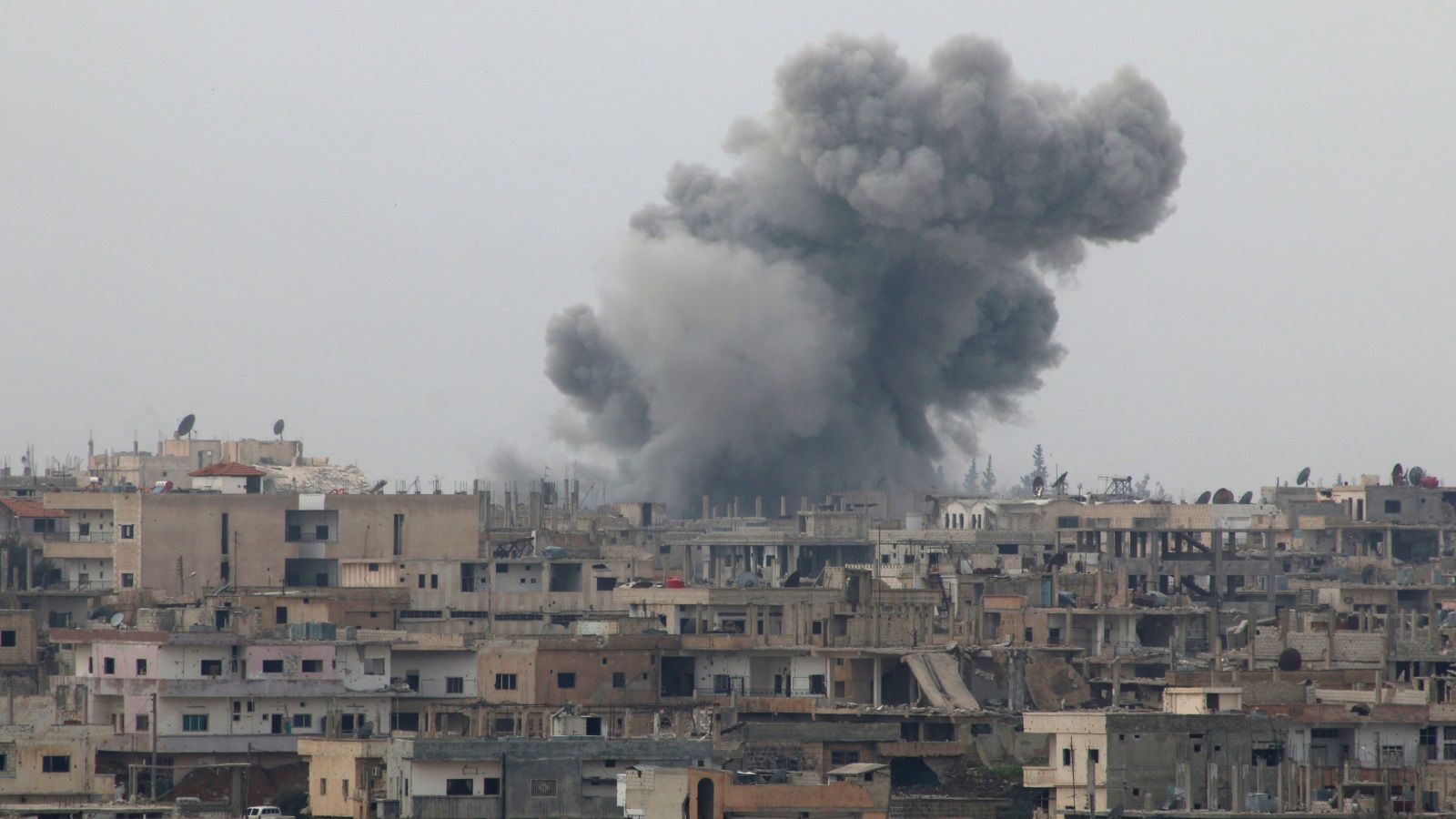 دخان متصاعد بعد قصف مواقع للمعارضة في مدينة درعا قبل أيام (رويترز)