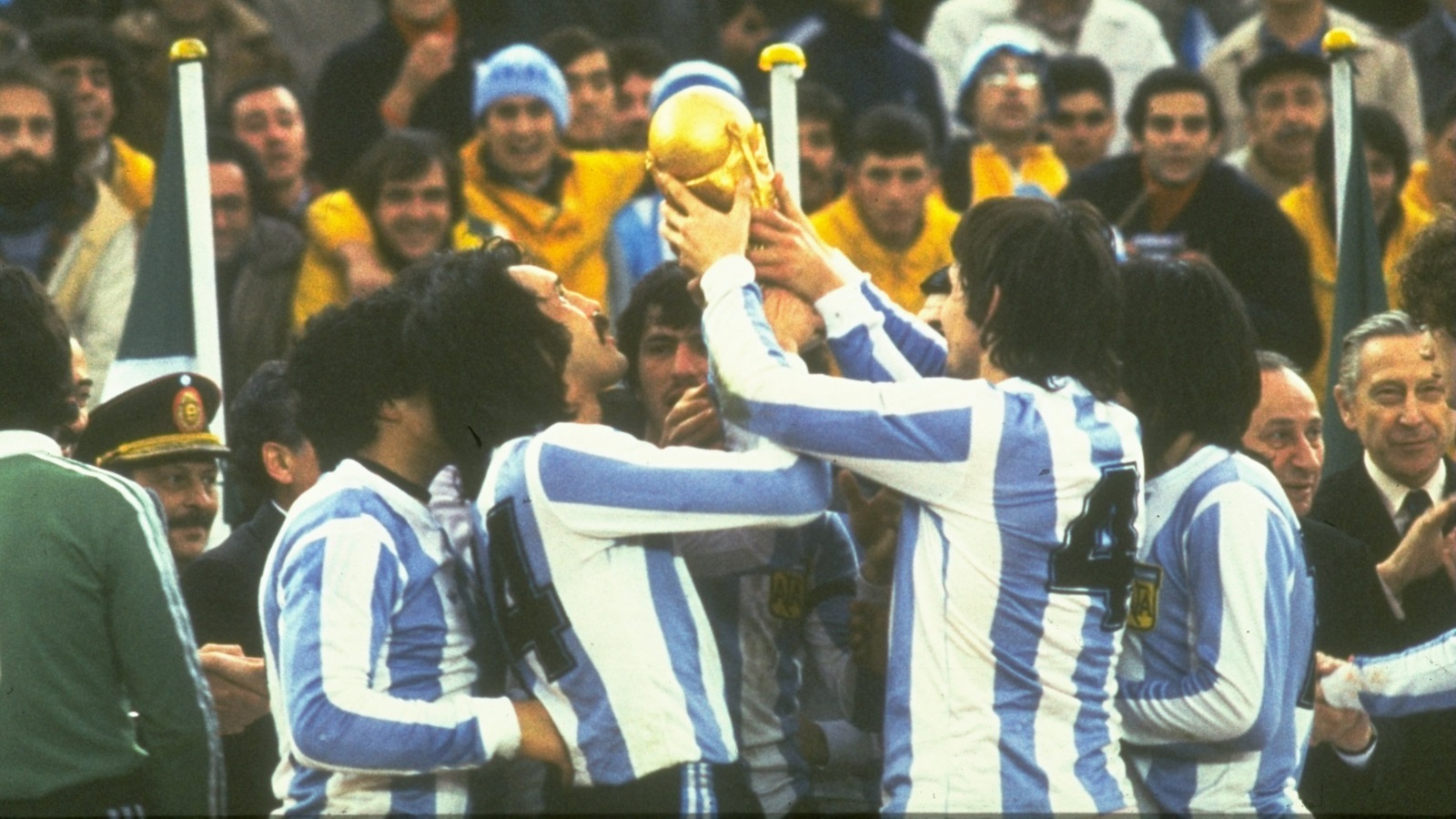 احتفال المنتخب الأرجنتيني بفوزه بكأس العالم عام 1978 (غيتي)