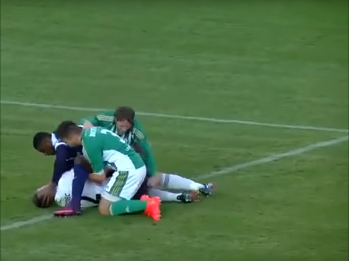 لاعب توغولي ينقذ ثلاثة من زملائه