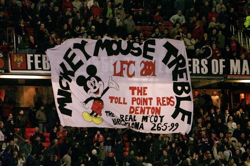 (لافتة جماهير مانشستر يونايتد الشهيرة للسخرية من ثلاثية ليفربول (غيتي)