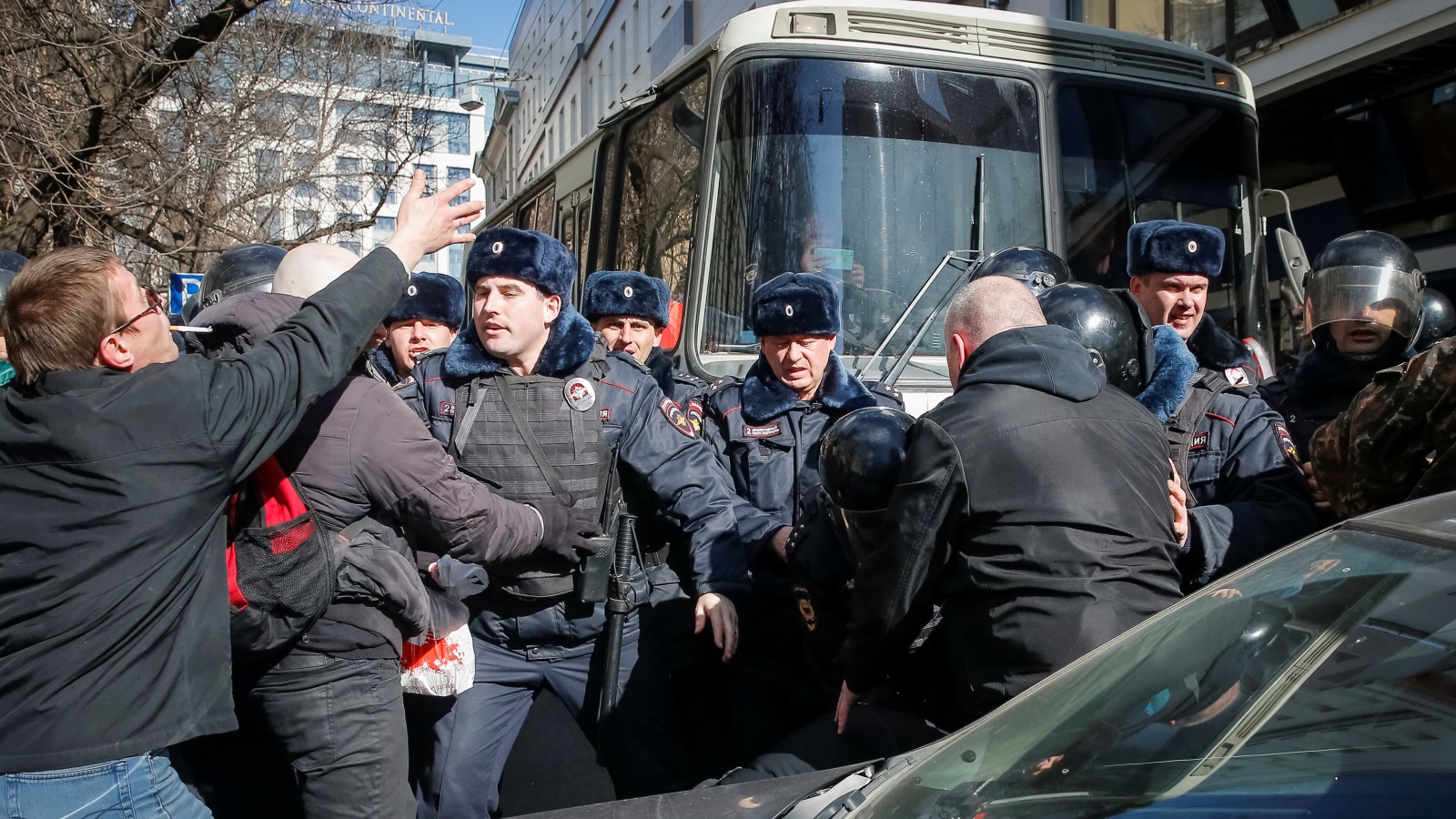 ‪السلطات الروسية اعتقلت نحو ألف شخص من المشاركين بالمظاهرات‬ السلطات الروسية اعتقلت نحو ألف شخص من المشاركين بالمظاهرات (رويترز)