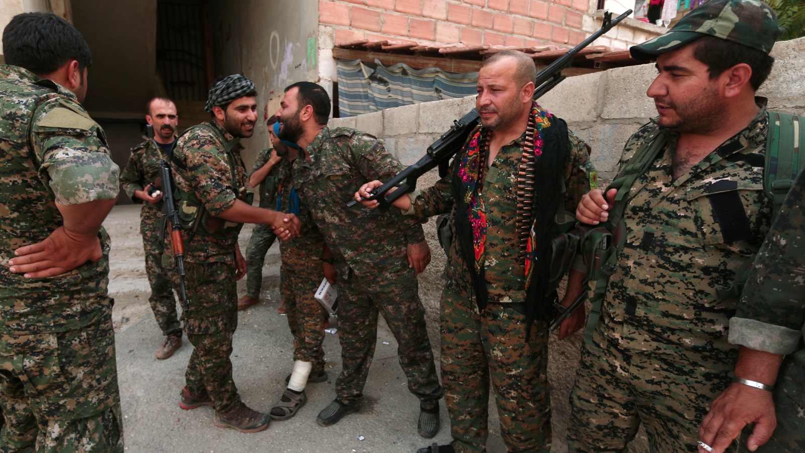 ‪مقاتلون من الوحدات الكردية في مدينة الحسكة شمال شرقي سوريا‬ (رويترز)