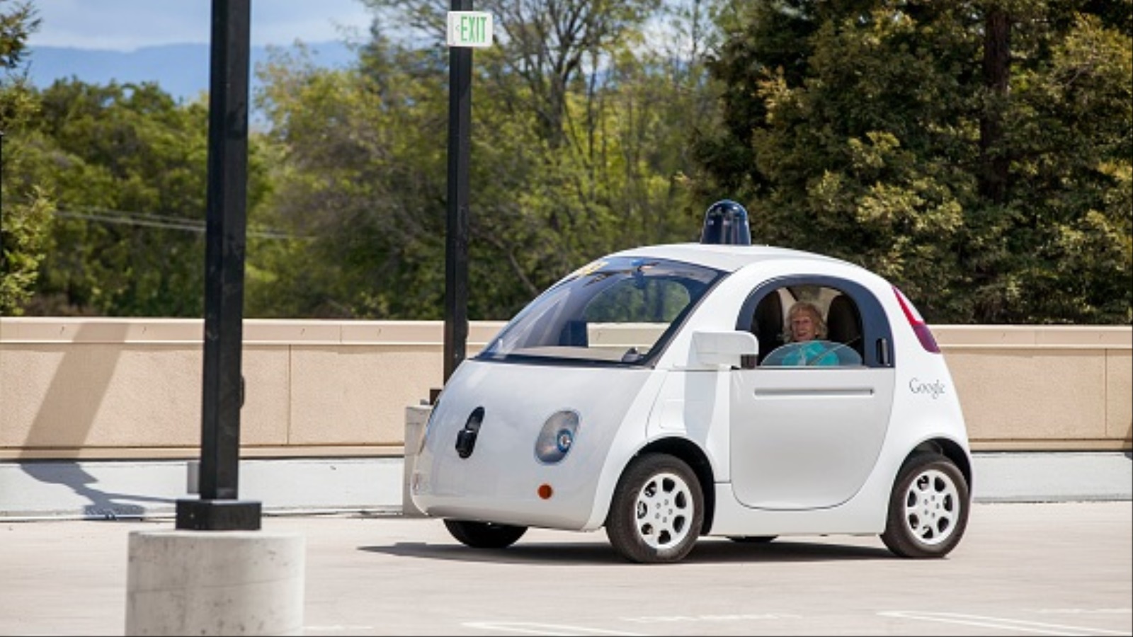 منذ أن بدأ المشروع في غوغل عام 2009، استطاعت السيارات قطع ما يزيد عن مليوني ميل من القيادة الذاتية على الطرق المختلفة