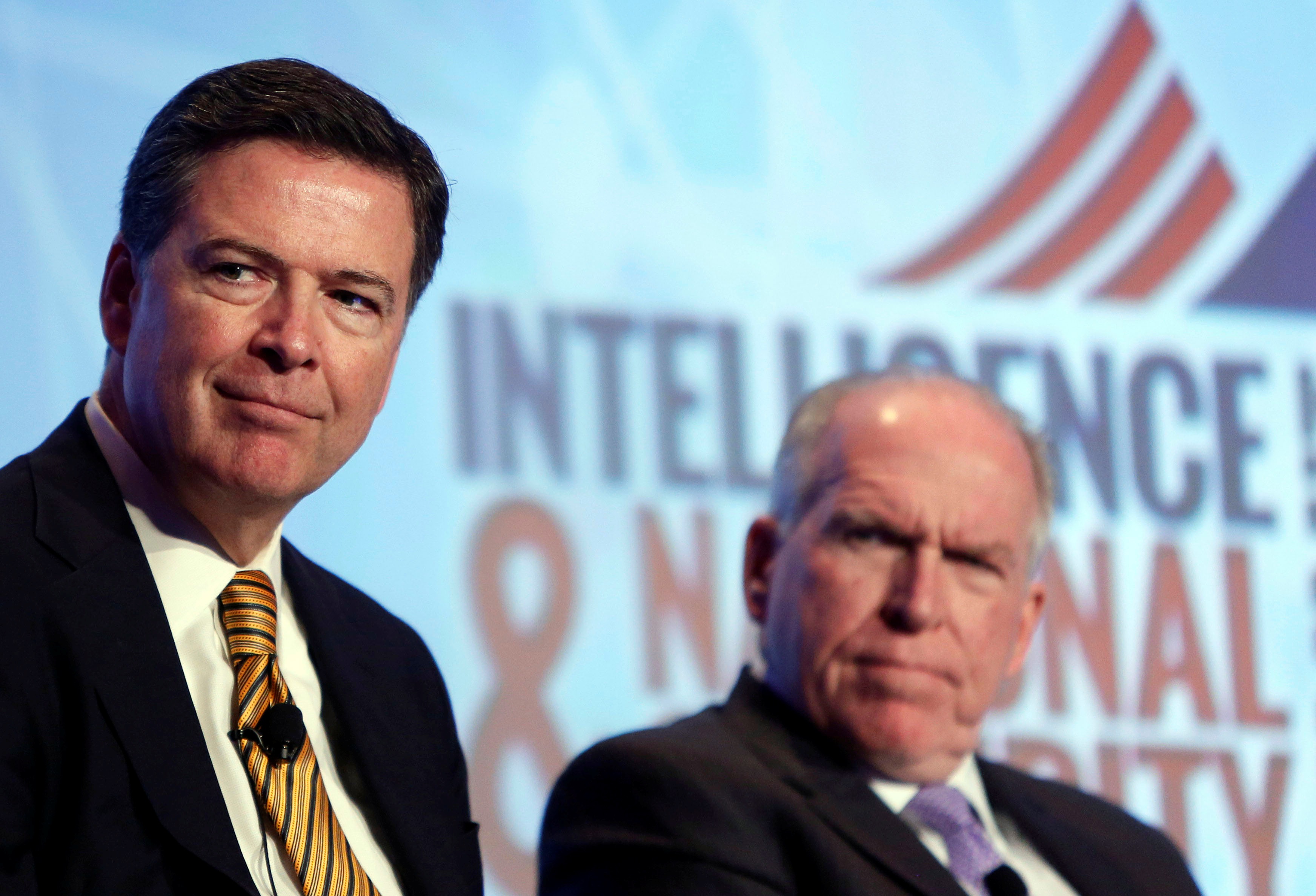 جيمس كومي مدير مكتب التحقيقات الفيدرالي وجون برينان رئيس وكالة الاستخبارات الأمريكية  (رويترز)