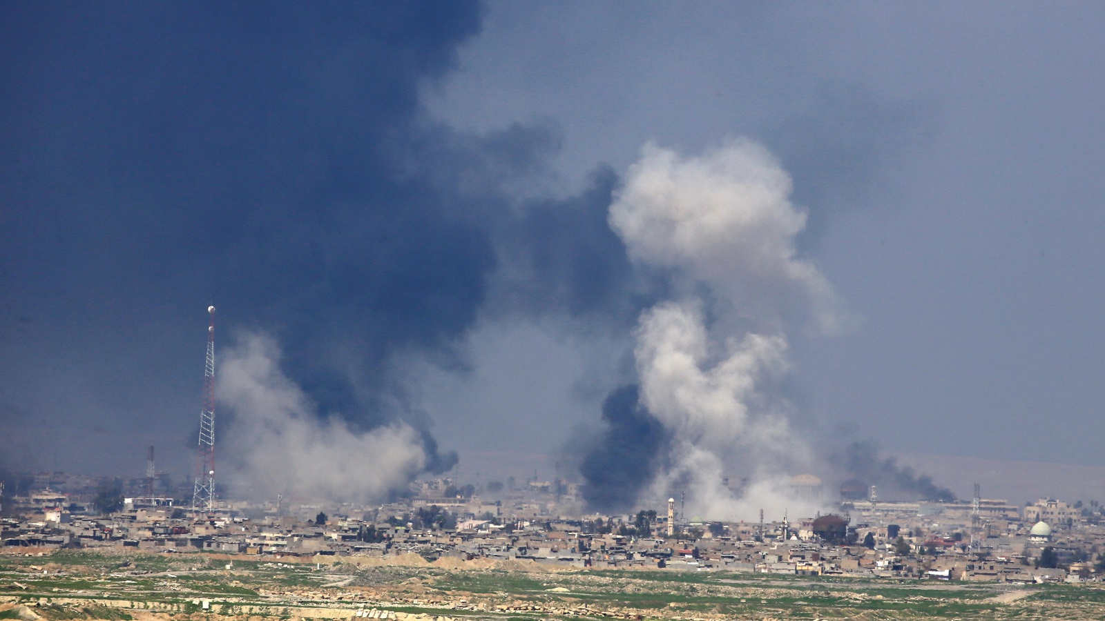 ‪سحب من الدخان تتصاعد من أحياء الموصل الغربية أثناء اشتباكات وقعت الأحد‬  (رويترز)
