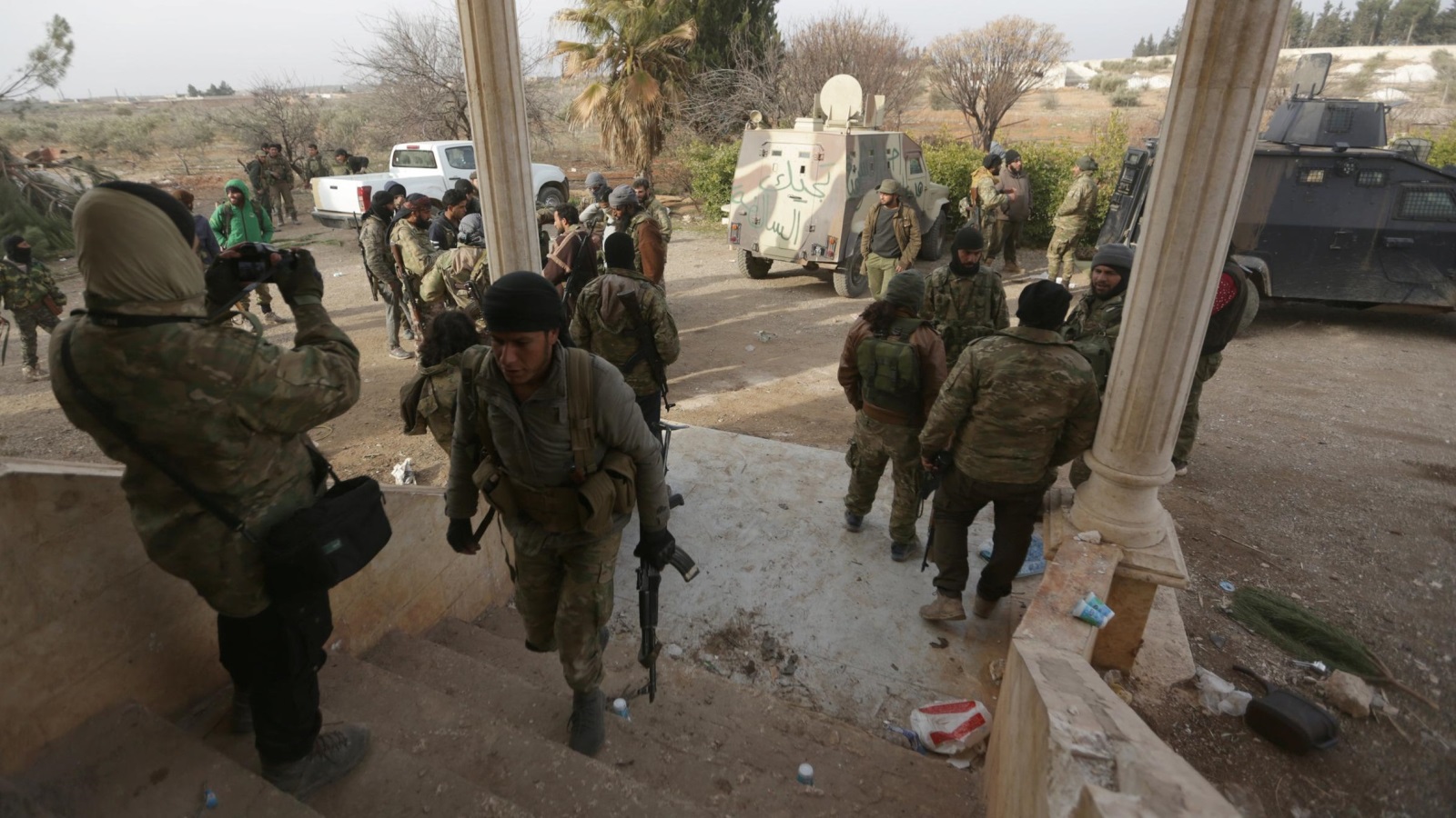 مقاتلون من المعارضة السورية في ضواحي مدينة الباب السورية 