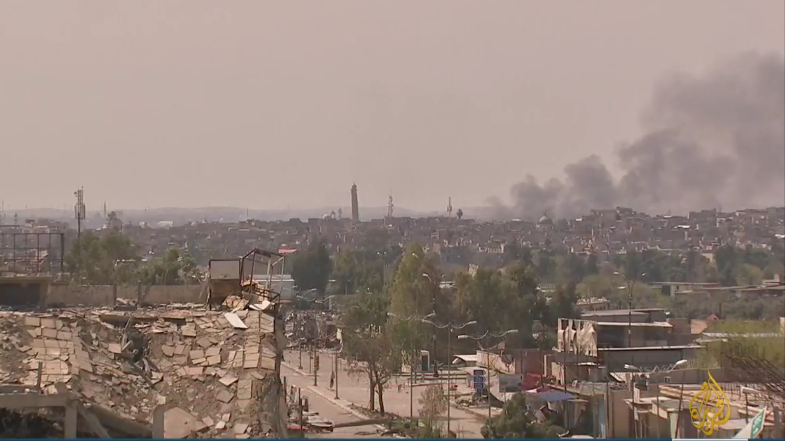 ‪القصف لا يكاد يتوقف على أحياء في المدينة القديمة بالموصل‬  (الجزيرة)
