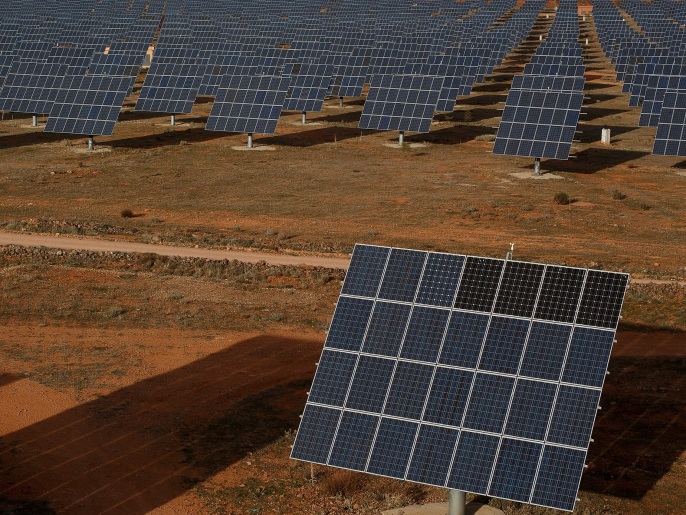 ‪يتزايد الاعتماد على الطاقة الشمسية كمصدر طاقة بديل للوقود الأحفوري‬ (غيتي)