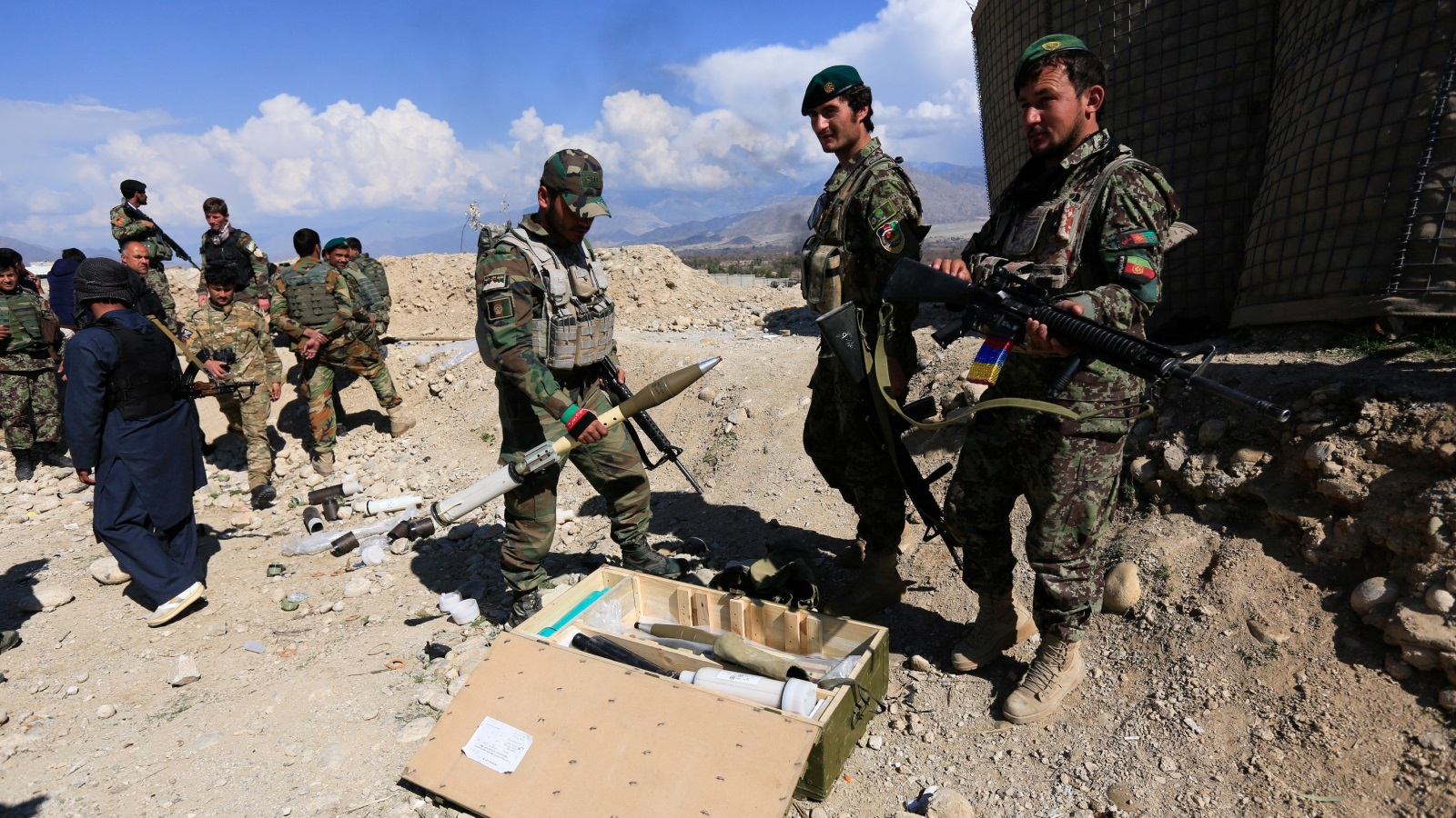 قوات من الجيش الأفغاني تستعد لمواجهة مع حركة طالبان بإحدى الولايات 