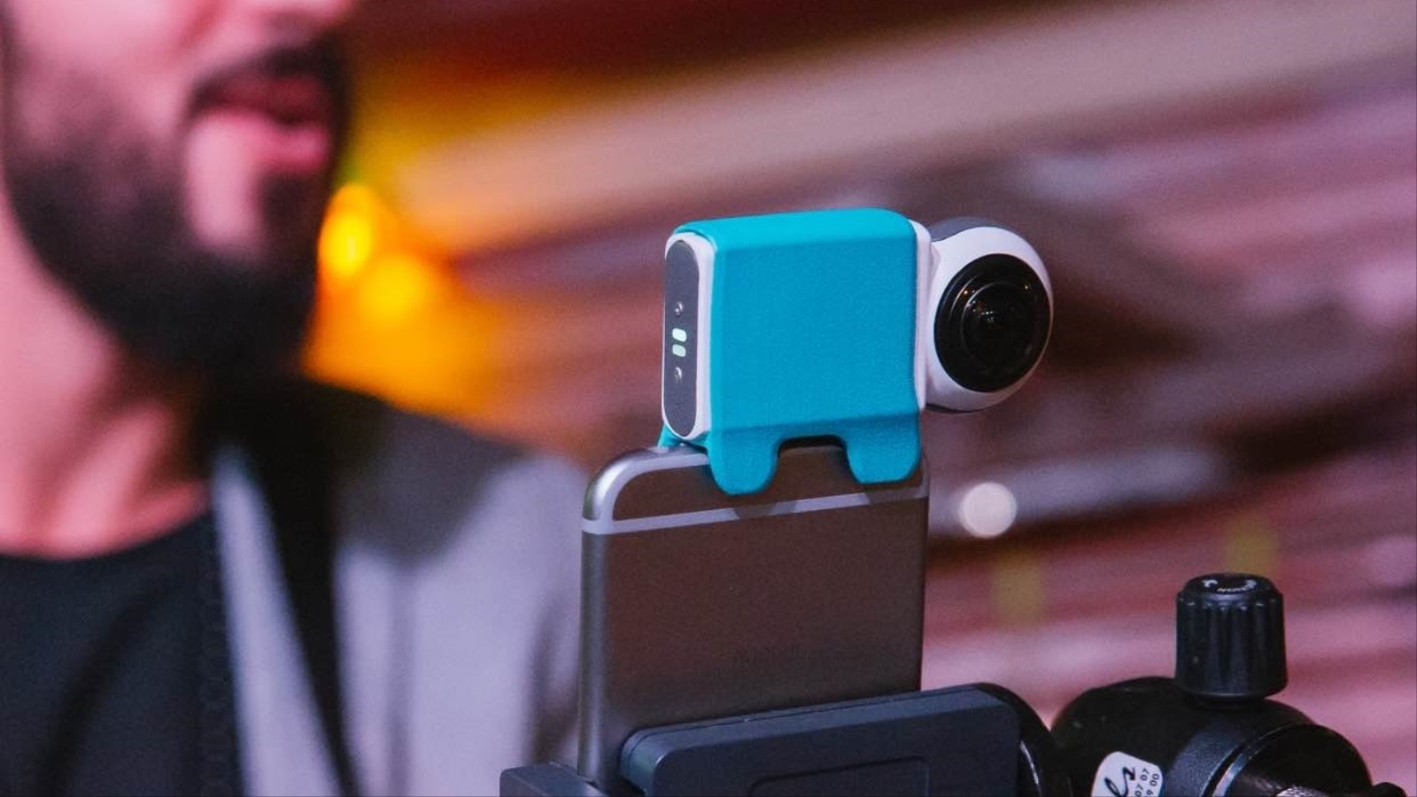 أطلقت شركة GIROPTIC كاميرا يُمكن استخدامها مع أجهزة آيفون وآيباد من شركة آبل، لتصوير وبث الفيديو بزاوية 360 درجة