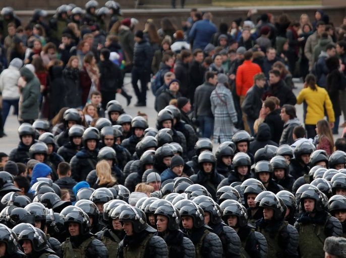 Law enforcement officers gather as they block opposition supporters in Moscow, Russia, March 26, 2017. REUTERS/Maxim Shemetov