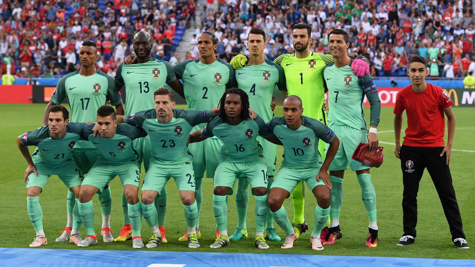 المنتخب البرتغالي: ناني بالرقم 17 وزميله ريناتو سانشيز بالرقم 16 (غيتي)