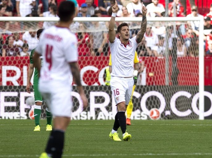 epa05842624 Sevilla FC's striker Stevan Jovetic (C) jubilates his goal against CD Leganes during their Primera Division soccer match played at Ramon Sanchez-Pizjuan's stadium in Seville, Andalusia, Spain on 11 March 2017. EPA/Rafa Alcaide
