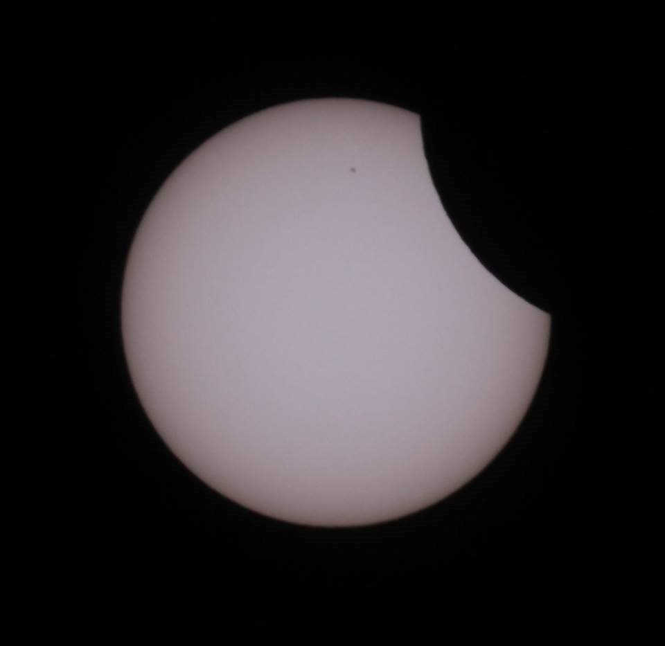 أحد البقع الشمسية تظهر على سطح الشمس أثناء الكسوف الجزئي مارس 2015، الصورة بعدسة كاتب المقال (مواقع التواصل)