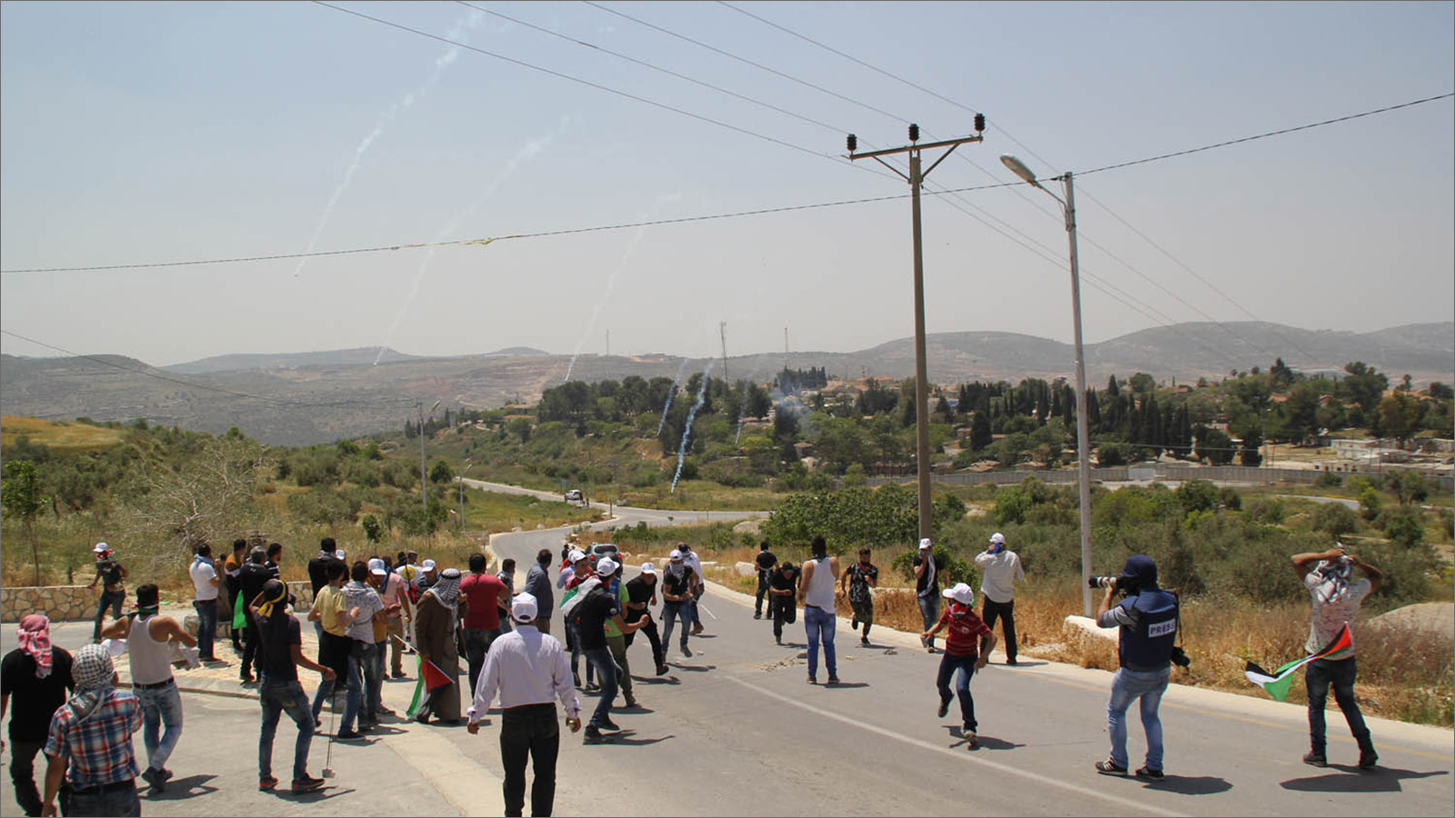 الاحتلال أمطر المتظاهرين بقنابل الغاز والرصاص المطاطي قرب قرية الناقورة (الجزيرة نت)