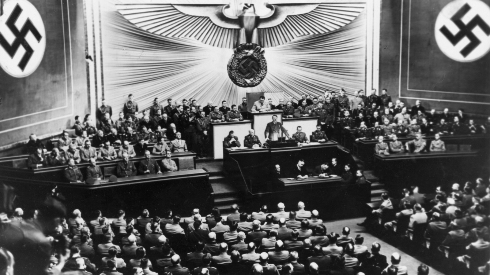 أدولف هتلر أثناء خطابه في الريخستاغ (غيتي)