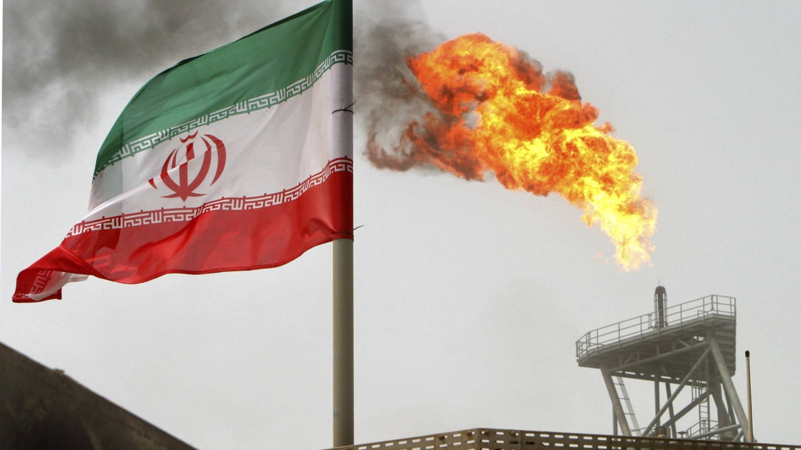 إيران بدأت عهدا جديدا بعد التزامها باتفاق خفض إنتاج النفط (رويترز)