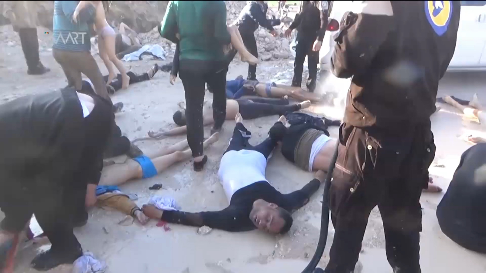 ‪مئة قتيل وأربعمئة مصاب -أغلبهم أطفال- في غارة بغاز السارين لطائرات النظام على مدينة خان شيخون بريف إدلب‬ (الجزيرة)