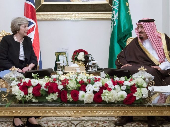 Britain's Prime Minister Theresa May meets King Salman bin Abdulaziz al Saud of Saudi Arabia in Manama, Bahrain December 6, 2016. REUTERS/Stefan Rousseau/Pool