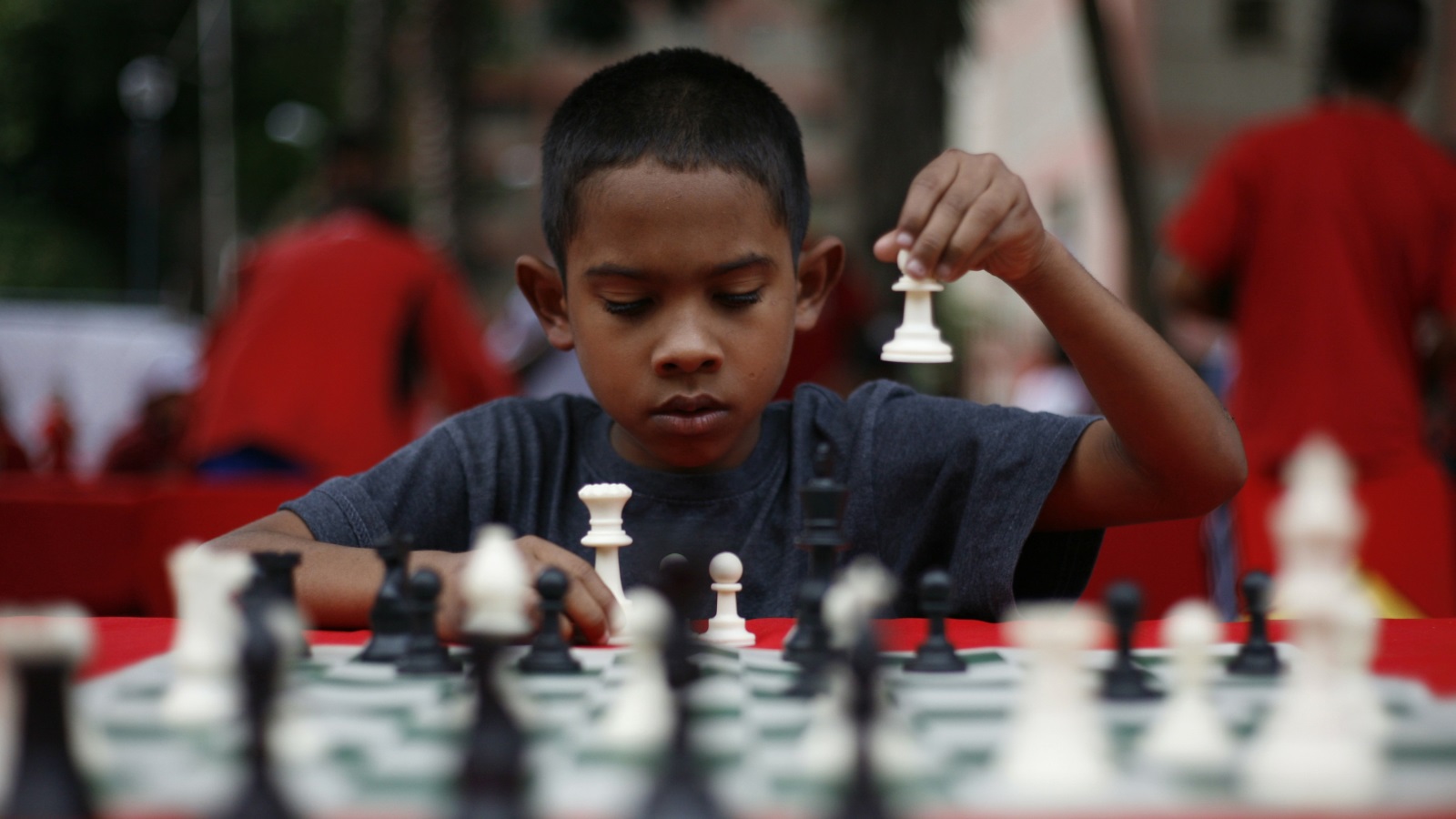 العمر ما يزال عاملا مؤثرا في اتقان الشطرنج فعند ثبات كمية الممارسة المتراكمة، وجد أن من يشرعون في ممارسة اللعبة في سن مبكرة جدا، هم أكثر مهارة في الشطرنج ممن يبدؤون الممارسة في وقت لاحق