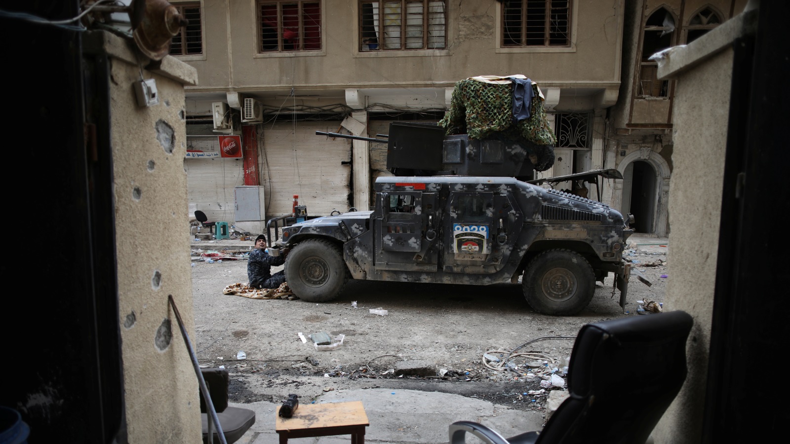 ‪عناصر من الشرطة الاتحادية قرب منطقة الموصل القديمة‬ (رويترز)