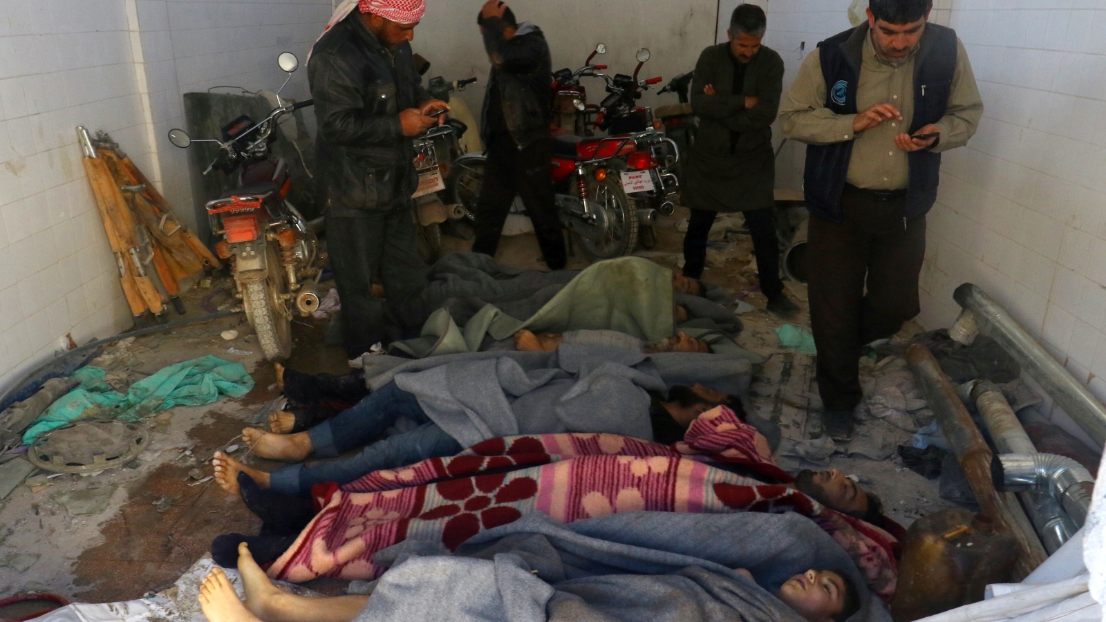‪بعض ضحايا القصف الكيميائي لمدينة خان شيخون في ريف إدلب‬ (رويترز)