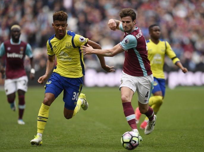 Britain Soccer Football - West Ham United v Everton - Premier League - London Stadium - 22/4/17 West Ham United's Havard Nordtveit in action with Everton's Mason Holgate Action Images via Reuters / Tony O'Brien Livepic EDITORIAL USE ONLY. No use with unauthorized audio, video, data, fixture lists, club/league logos or
