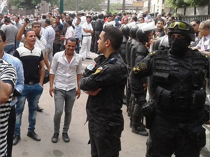 مخاوف من تشديد القبضة الأمنية على المجال العام بإنشاء مجلس مكافحة الإرهاب في ظل الطواريء. (تصوير خاص لضباط مكافحة الإرهاب أثناء احتجاجات ـ القاهرة ـ مايو 2016 ).