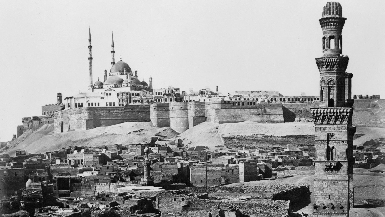 كان صلاح الدين الأيوبي يحمل مشروعا دفاعيا في وجه الهجمة الصليبية، فكانت من هنا أهمية بناء وتشييد قلعة الجبل والأسوار في العاصمة المصرية 