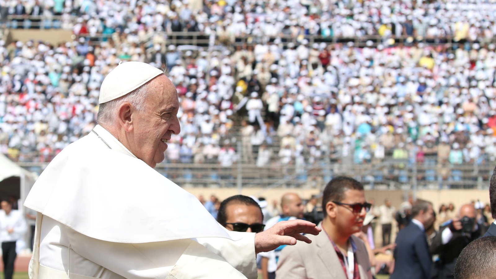 ‪البابا فرانشيسكو يحيي أتباعه في ملعب الدفاع الجوي بالقاهرة‬ (رويترز)