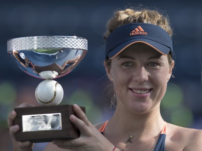 epa05900539 Anastasia Pavlyuchenkova of Russia holds her trophy after beating Angelique Kerber of Germany during their Monterrey Tennis Open final match in Monterrey, Nuevo Leon, Mexico, 09 April 2017. EPA/MIGUEL SIERRA