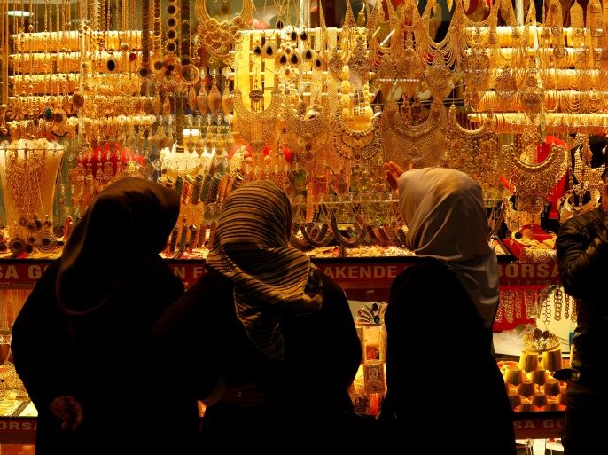 Women look at gold jewelleries at a jewellery shop at the Grand Bazaar in Istanbul, Turkey, December 5, 2016. Picture taken December 5, 2016. REUTERS/Murad Sezer