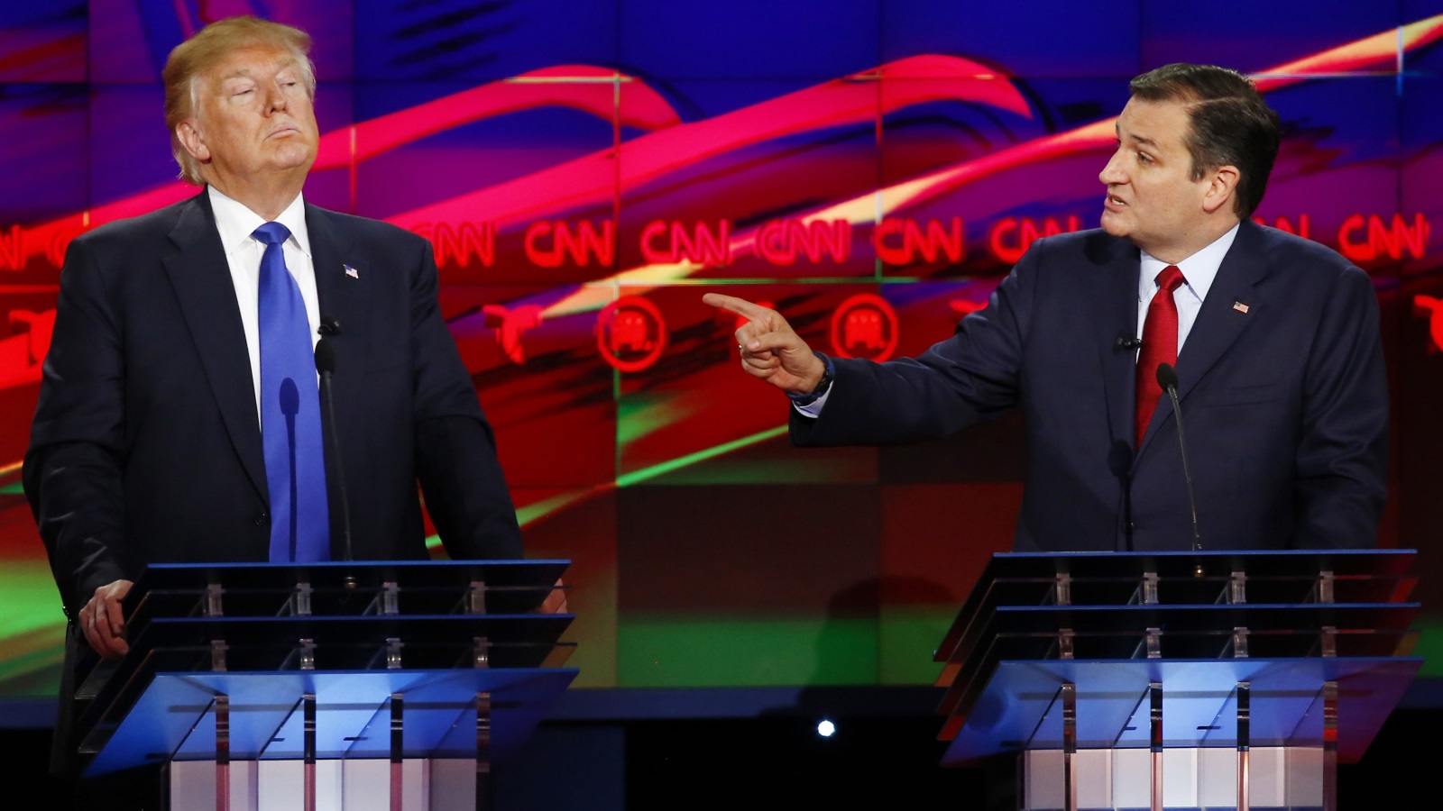 المرشح الجمهوري تيد كروز أثناء مناظرة حزبية مع الرئيس الأميركي الحالي دونالد ترمب (رويترز)