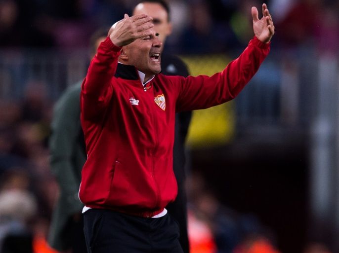 BARCELONA, SPAIN - APRIL 05: Head Coach Jorge Sampaoli of Sevilla FC reacts during the La Liga match between FC Barcelona and Sevilla FC at Camp Nou stadium on April 5, 2017 in Barcelona, Spain. (Photo by Alex Caparros/Getty Images)