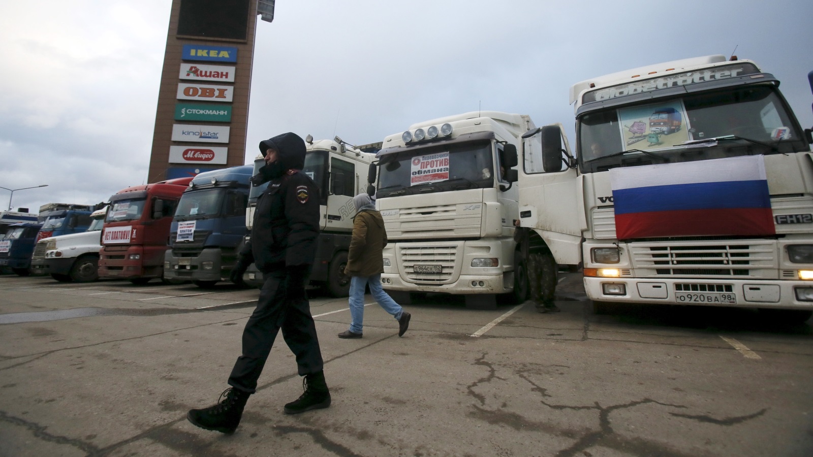 شرطي روسي يتجول بين الشاحنات التي يشارك سائقوها بالإضراب عام 2015