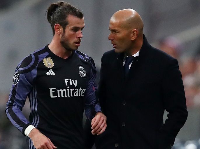 Football Soccer - Bayern Munich v Real Madrid - UEFA Champions League Quarter Final First Leg - Allianz Arena, Munich, Germany - 12/4/17 Real Madrid's Gareth Bale speaks to Real Madrid coach Zinedine Zidane as he is substituted off Reuters / Michael Dalder Livepic