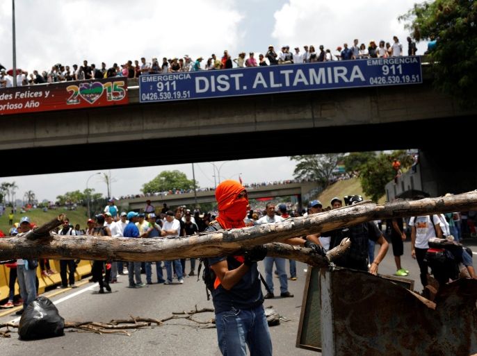 Demonstrators build barricades during a rally against Venezuela's President Nicolas Maduro in Caracas, Venezuela April 24, 2017. REUTERS/Carlos Garcia Rawlins