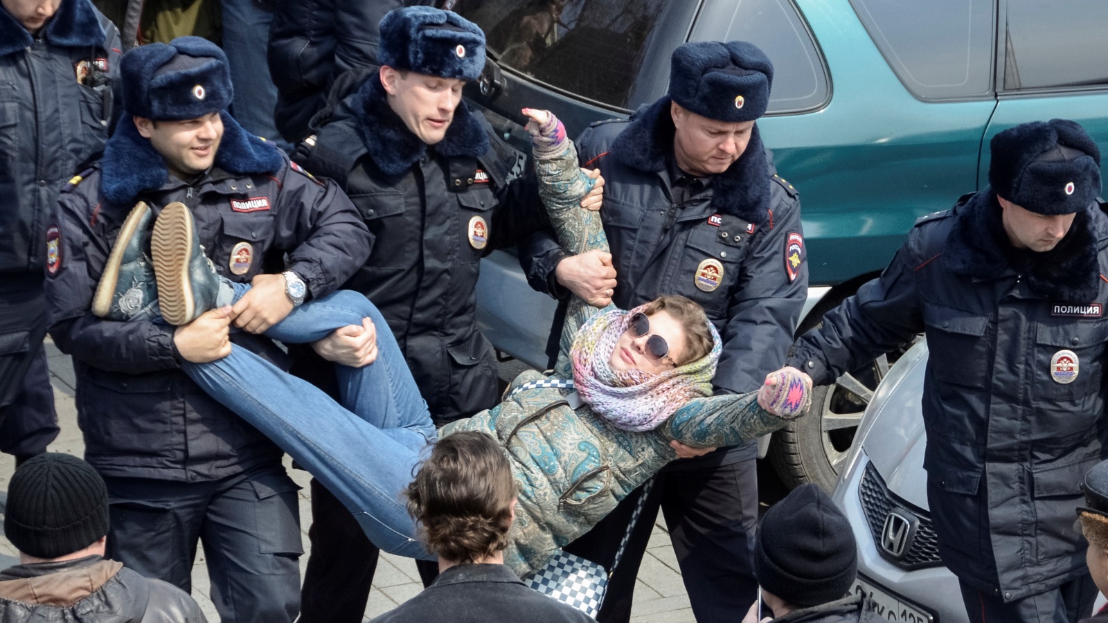 الشرطة الروسية تعتقل إحدى المشاركات بتظاهرات مارس المنصرم.